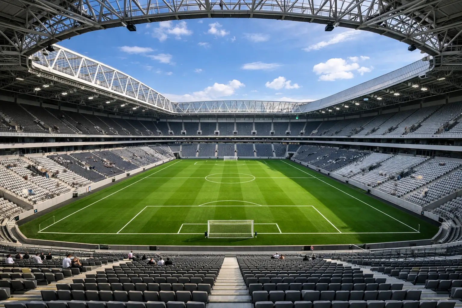Eredivisie stadion met groen voetbalveld en tribune